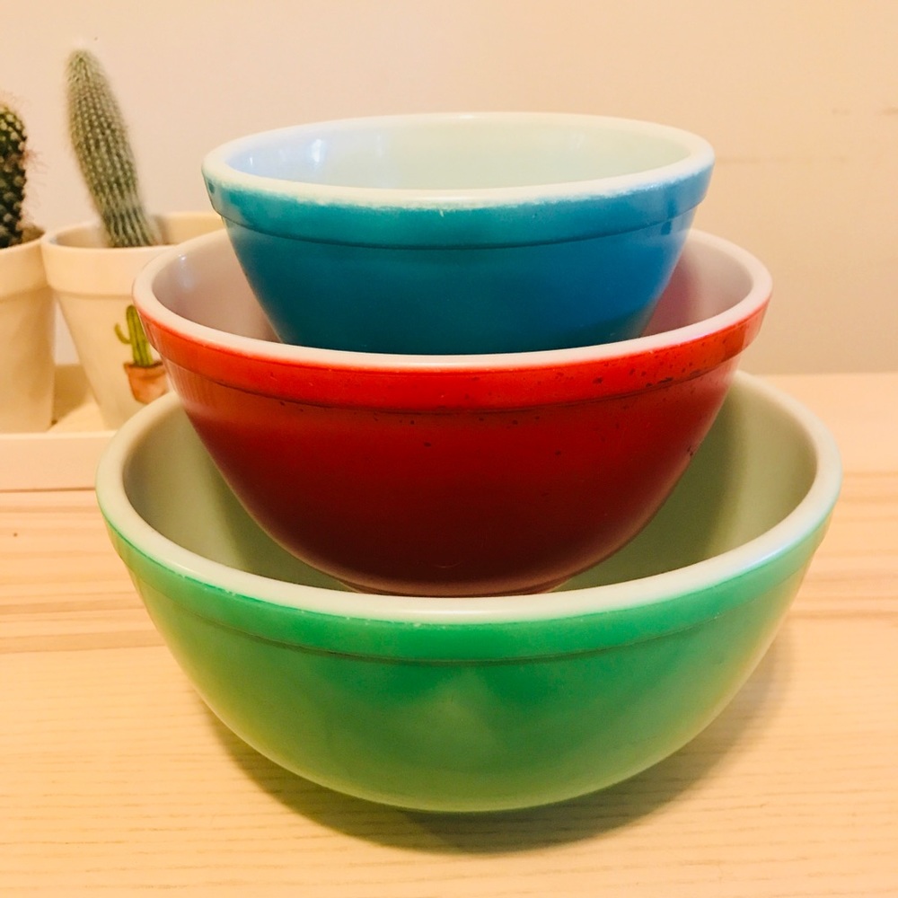Pyrex vintage mixing bowls